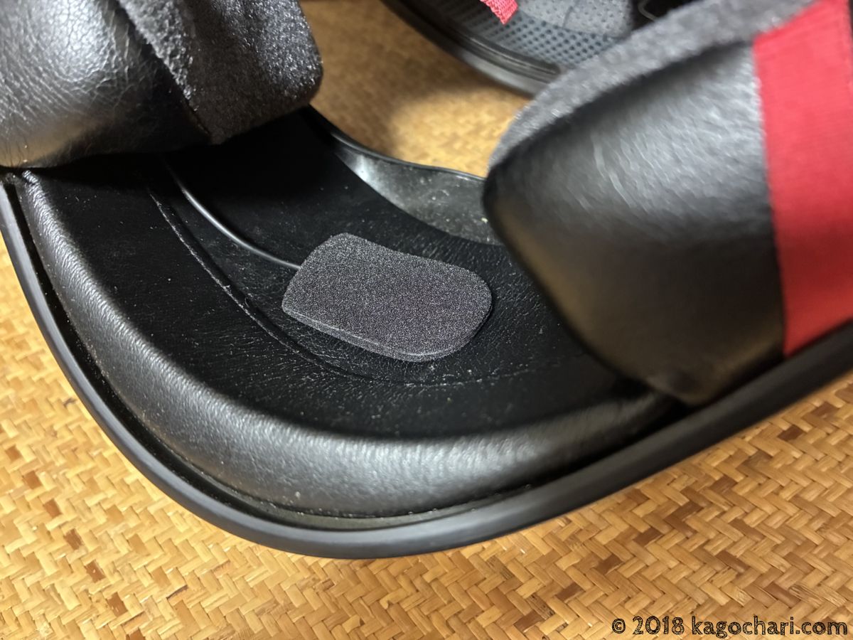 新しいB+COMワイヤーマイクスポンジ(00081710)をヘルメット内部に取り付けた。